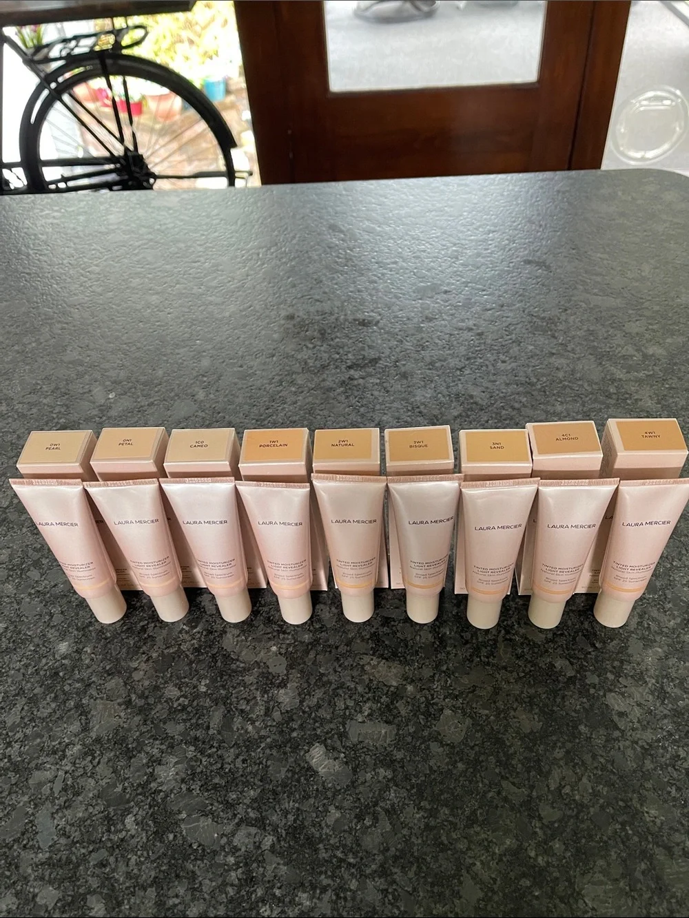 Laura Mercier Tinted Moisturizer Light Revealer Natural Skin Illuminator SPF 25